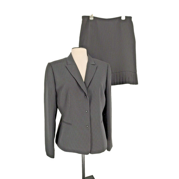 Tahari Woman's NEW Black Pinstripe Skirt Suit Size 16 Lined Ruffle Skirt Pockets - Picture 1 of 16
